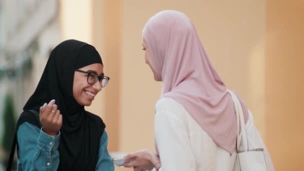 Pemandangan Terbahak Bahak Tentang Perempuan Arab Yang Mengenakan Hijab Nasional — Stok Video