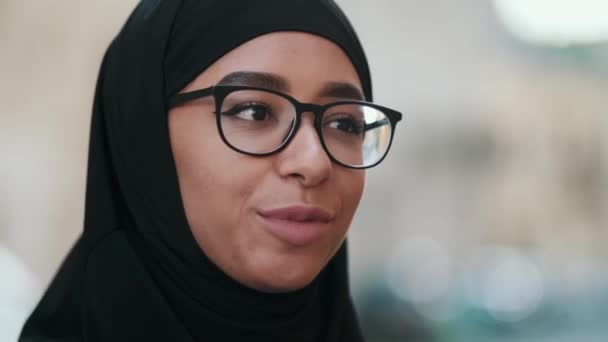 Vue Rapprochée Une Femme Arabe Positive Portant Hijab National Parle — Video