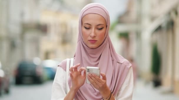 Beautiful Arabian Woman Wearing National Hijab Using Her Smartphone Looking — 비디오