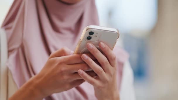 Uma Visão Recortada Uma Mulher Árabe Vestindo Hijab Nacional Está — Vídeo de Stock