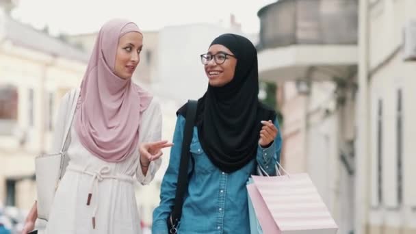 Unas Amigas Árabes Felices Con Hiyab Nacional Están Caminando Por — Vídeo de stock
