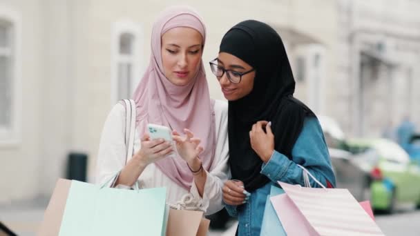 Egy Gyönyörű Arab Aki Nemzeti Hidzsábot Visel Használja Mobilját Miközben — Stock videók