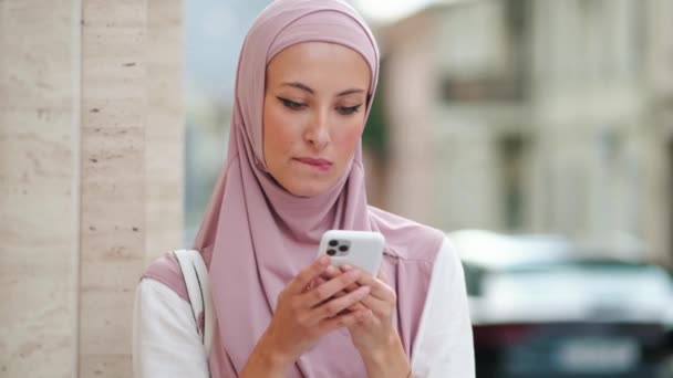 Positiv Arabian Kvinna Bär Rosa Nationella Hijab Använder Sin Telefon — Stockvideo