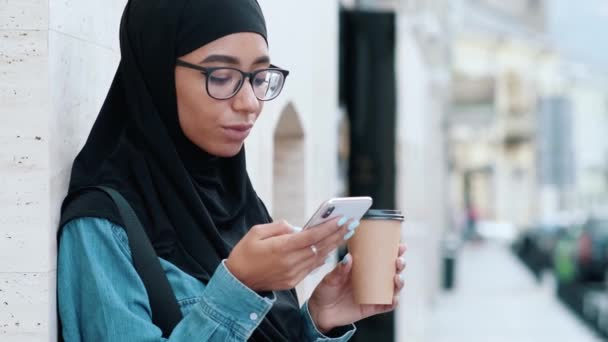 Seorang Wanita Arab Yang Menarik Mengenakan Hijab Nasional Menggunakan Ponselnya — Stok Video