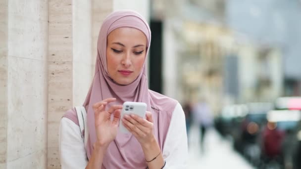 Positive Arabian Woman Wearing Pink National Hijab Using Her Phone — 비디오