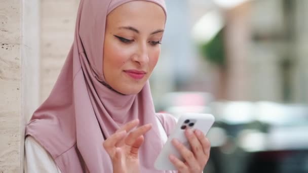 Närbild Nöjd Arabian Kvinna Bär Rosa Nationella Hijab Chattar Med — Stockvideo