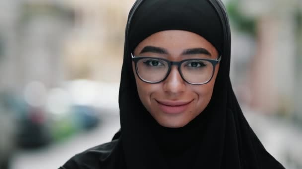 Una Vista Cerca Una Mujer Árabe Sonriente Vestida Con Hiyab — Vídeos de Stock