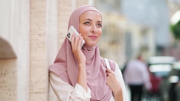 Eine Positive Arabische Frau Pinkfarbenen Hijab Ruft Jemanden Mit Ihrem — Stockvideo