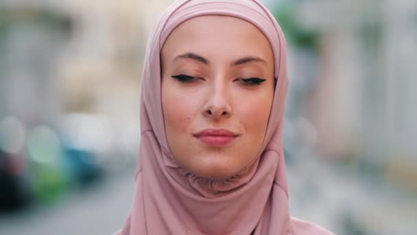 Närbild Leende Arabisk Kvinna Rosa Nationell Hijab Poserar För Kameran — Stockvideo