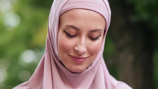 Close Cropped View Positive Arabian Woman Wearing Pink National Hijab — 비디오