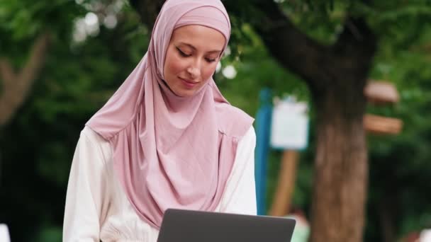 Une Belle Femme Arabe Portant Hijab National Rose Utilise Son — Video