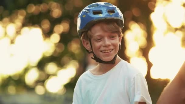 Ein Lächelnder Junge Geht Mit Seinem Vater Sommer Park Spazieren — Stockvideo