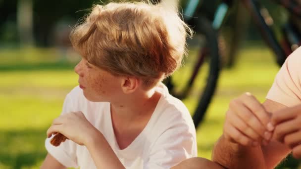 Una Vista Cerca Chico Positivo Está Hablando Con Hermano Mientras — Vídeos de Stock