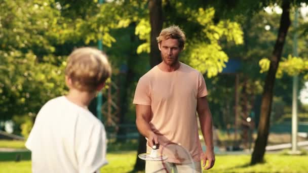 Far Och Hans Son Spelar Badminton Parken Sommaren — Stockvideo