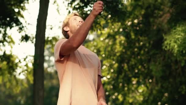 Homme Heureux Enseigne Son Fils Jouer Badminton Dans Parc Été — Video