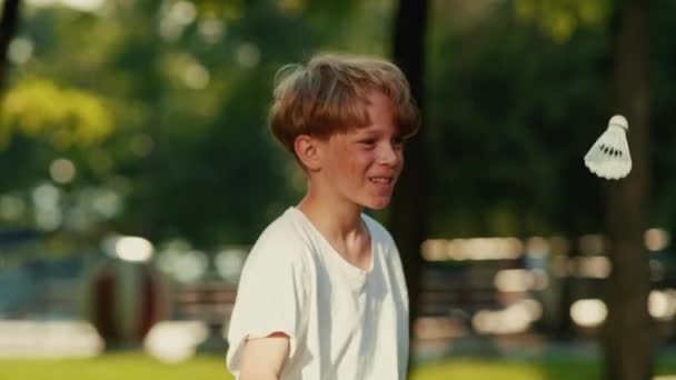Ein Kleiner Blonder Junge Spielt Sommer Badminton Park — Stockvideo