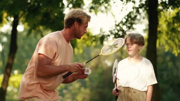 Pai Alegre Está Ensinando Seu Filho Jogando Badminton Parque Verão — Vídeo de Stock