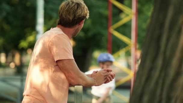 Père Heureux Tient Debout Dans Les Gradins Regarde Son Jeune — Video