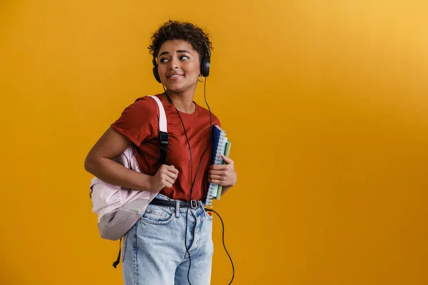 Smiling Black Woman Headphones Posing Backpack Exercise Books Isolated Yellow — Foto de Stock