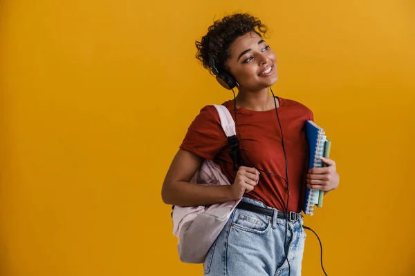 Smiling Black Woman Headphones Posing Backpack Exercise Books Isolated Yellow — Foto de Stock