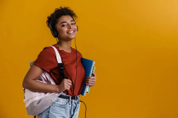 Smiling Black Woman Headphones Posing Backpack Exercise Books Isolated Yellow — Foto de Stock