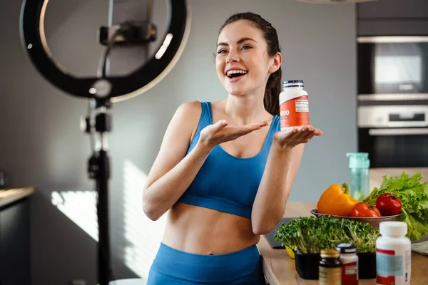 Helathy Sorrindo Morena Blogueira Publicidade Suplementos Orgânicos Saudáveis Enquanto Estava — Fotografia de Stock