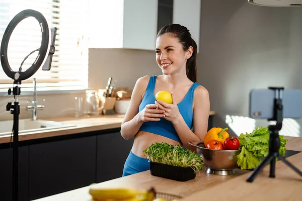 Jovem Branca Sorrindo Enquanto Faz Filmagens Selfie Celular Cozinha Doméstica — Fotografia de Stock