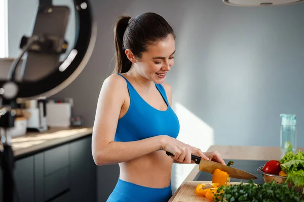 Jovem Feliz Influenciador Mulher Saudável Preparando Salada Fresca Enquanto Frente — Fotografia de Stock