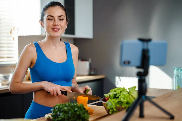 Jovem Feliz Influenciador Mulher Saudável Preparando Salada Fresca Enquanto Frente — Fotografia de Stock