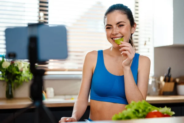 Jovem Feliz Influenciador Mulher Saudável Preparando Salada Fresca Enquanto Frente — Fotografia de Stock