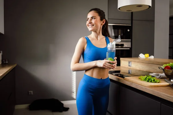 Mulher Branca Sorrindo Água Potável Fazer Salada Casa Cozinha — Fotografia de Stock