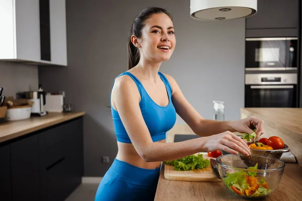 Mulher Morena Branca Sorrindo Fazer Salada Casa Cozinha — Fotografia de Stock