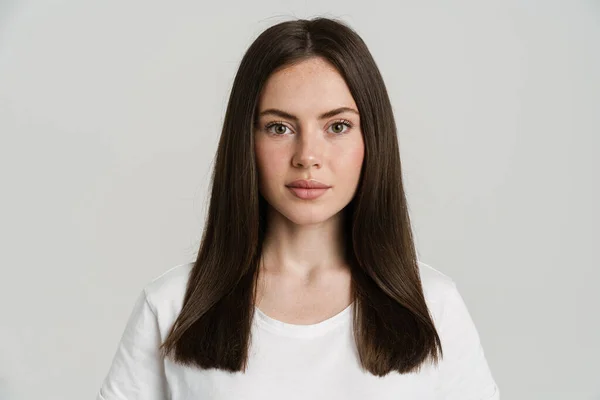 Jeune Femme Brune Posant Regardant Caméra Isolée Sur Fond Blanc — Photo