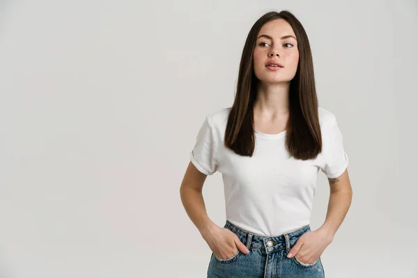 Tişörtlü Genç Esmer Kadın Beyaz Arka Planda Yalnız Poz Veriyor — Stok fotoğraf
