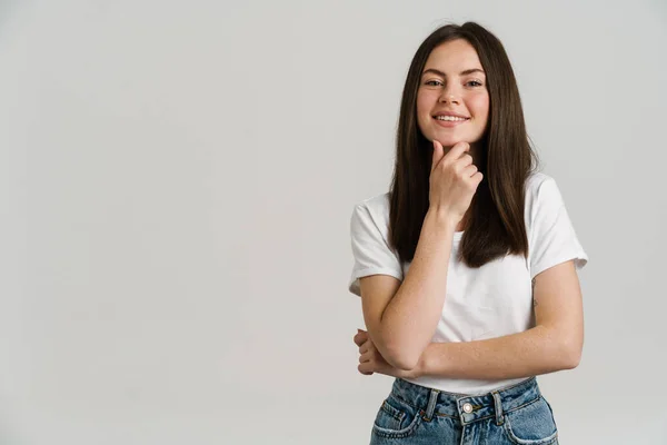 Jeune Femme Brune Souriante Regardant Caméra Isolée Sur Fond Blanc — Photo