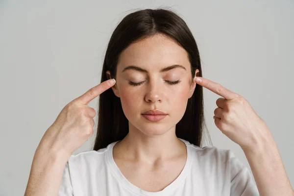 Young Brunette Woman Pointing Finger Her Temples Isolated White Background — Stock Photo, Image