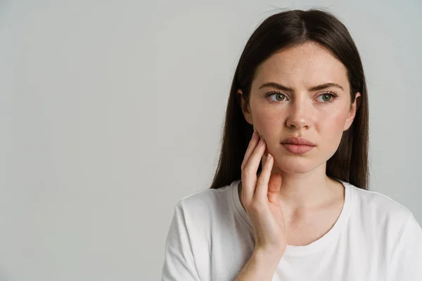 Mladá Bílá Žena Bolestí Zubů Dotýká Její Tvář Izolované Přes — Stock fotografie