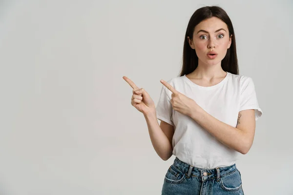 Ung Kvinna Pekar Finger Sidan Samtidigt Uttrycka Överraskning Isolerad Över — Stockfoto