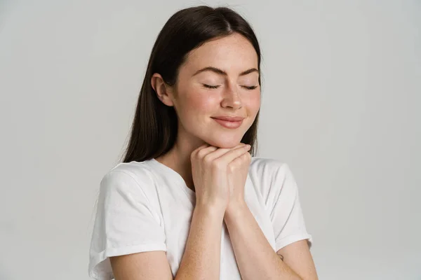 Jovem Morena Shirt Sorrindo Com Olhos Fechados Isolado Sobre Fundo — Fotografia de Stock