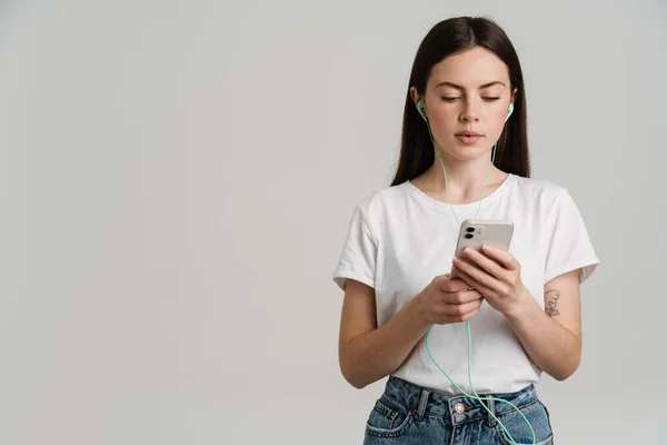 Mujer Morena Joven Escuchando Música Con Auriculares Teléfono Celular Aislado —  Fotos de Stock