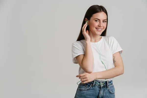 Mujer Morena Joven Escuchando Música Con Auriculares Aislados Sobre Fondo —  Fotos de Stock