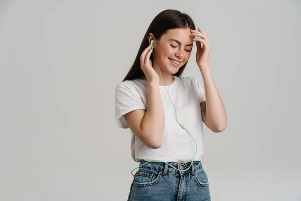 Νεαρή Μελαχρινή Γυναίκα Ακούει Μουσική Ακουστικά Απομονωμένα Λευκό Φόντο — Φωτογραφία Αρχείου