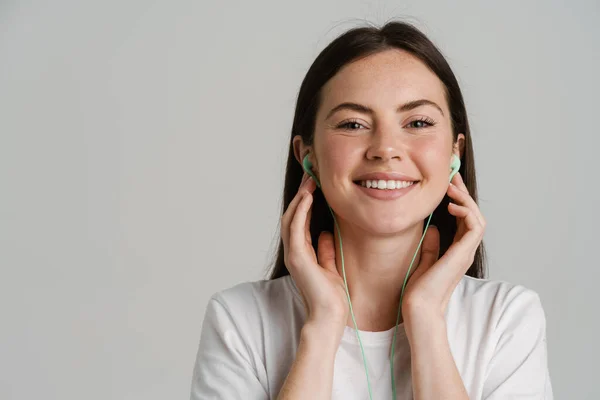 Ung Brunett Kvinna Lyssnar Musik Med Hörlurar Isolerade Över Vit — Stockfoto