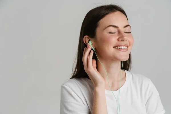 Ung Brunett Kvinna Lyssnar Musik Med Hörlurar Isolerade Över Vit — Stockfoto