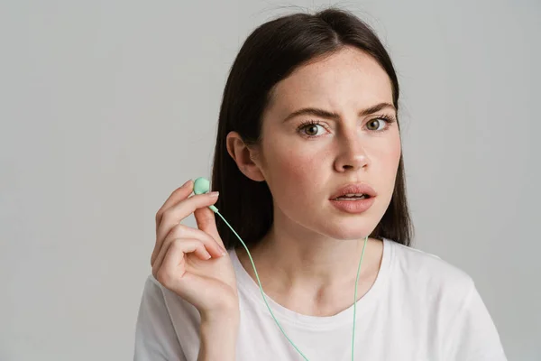 Mujer Morena Joven Escuchando Música Con Auriculares Aislados Sobre Fondo —  Fotos de Stock