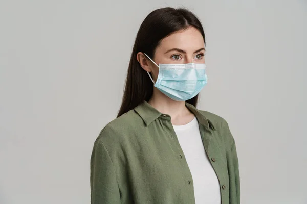 Ung Brunett Kvinna Bär Skjorta Poserar Ansiktet Mask Isolerad Över — Stockfoto