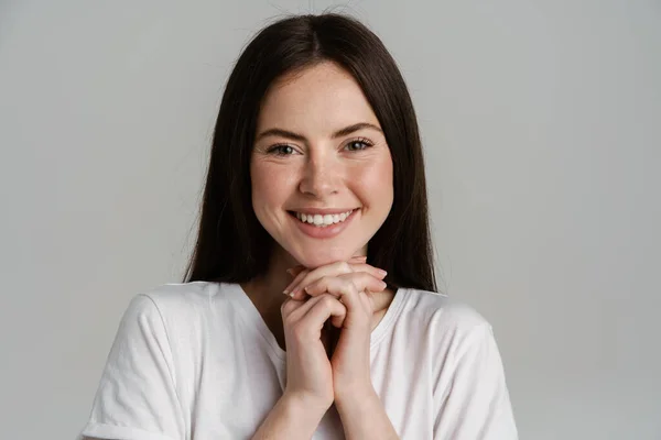 Jovem Morena Camiseta Sorrindo Olhando Para Câmera Isolada Sobre Fundo — Fotografia de Stock