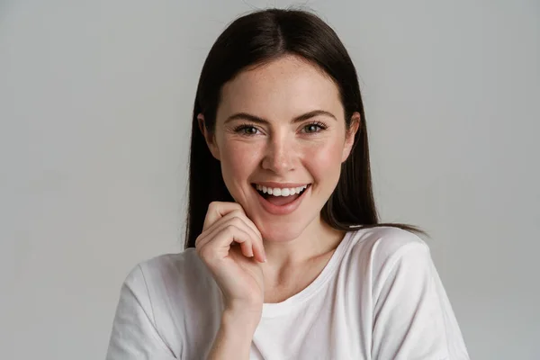 Jovem Morena Camiseta Sorrindo Olhando Para Câmera Isolada Sobre Fundo — Fotografia de Stock