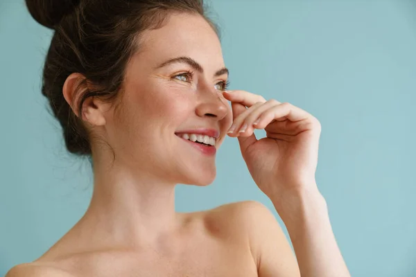 Mujer Morena Semidesnuda Sonriendo Mirando Lado Aislado Sobre Fondo Azul —  Fotos de Stock