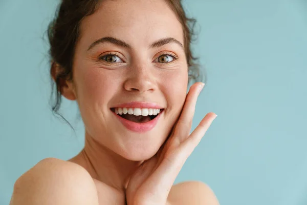 Mujer Morena Semidesnuda Sonriendo Mirando Cámara Aislada Sobre Fondo Azul —  Fotos de Stock